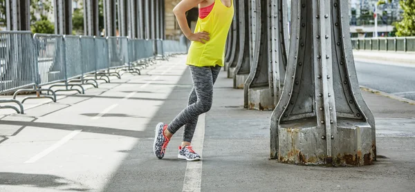 Sportvrouw ontspannen na training op brug Pont de Bir-Hakeim — Stockfoto