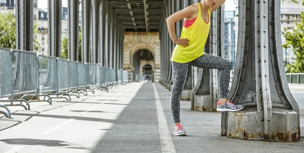 Vrouw jogger ontspannen na training op brug Pont de Bir-Hakeim — Stockfoto