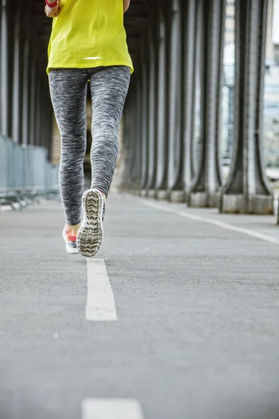 Közelkép a nő kocogó Pont-de-toronytól hídon fut — Stock Fotó