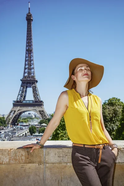 Mulher relaxada em blusa brilhante contra a torre Eiffel em Paris — Fotografia de Stock