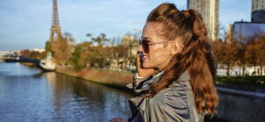 Eiffel tower yakınındaki smartphone konuşan genç moda sökücü