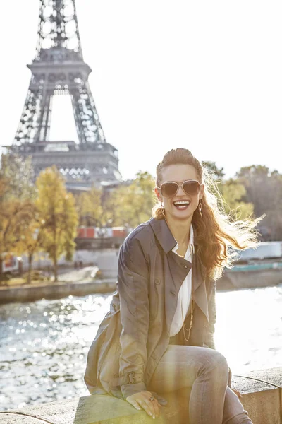 Retrato de una mujer elegante sentada en el parapeto de París, Franc — Foto de Stock