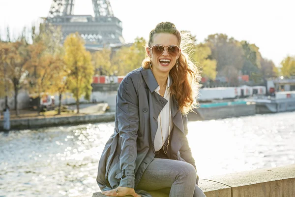 Portret szczęśliwy elegancki kobieta siedzi na parapetowe Paryż n — Zdjęcie stockowe