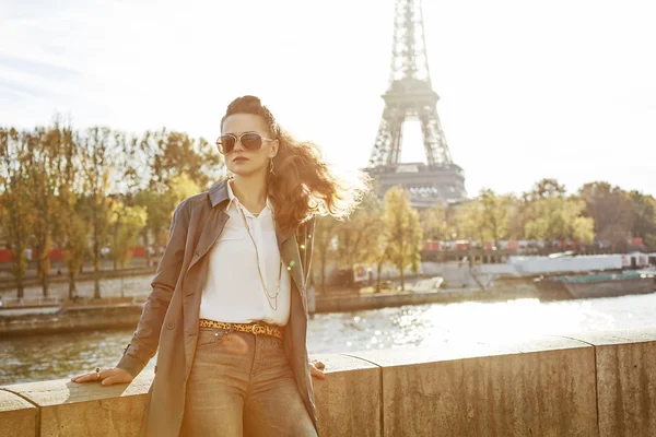 Mujer elegante en terraplén en París mirando a la distancia — Foto de Stock