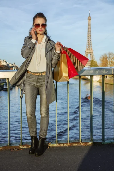 パリで携帯電話で話すショッピング バッグとファッション屋 — ストック写真