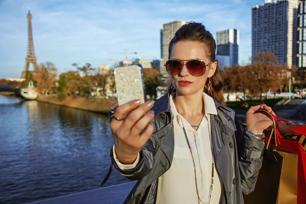 Trendiga kvinna med shoppingkassar tar selfie med telefon, Paris — Stockfoto