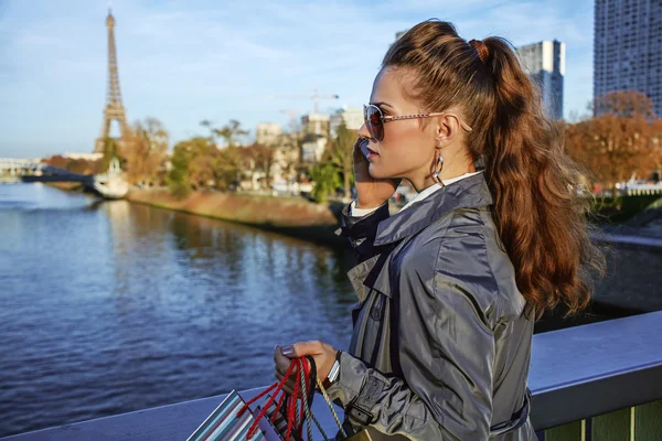 Eiffel tower yakınındaki cep telefonuyla konuşan genç moda kadın — Stok fotoğraf