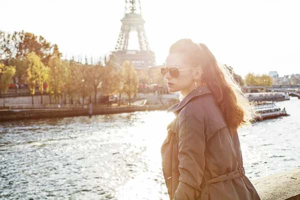 Setin mesafe içine bakarak Eiffel tower yakınındaki kadın — Stok fotoğraf