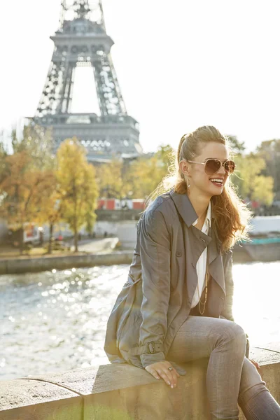 パリ、フランスの欄干の上に座って笑顔の優雅な女性 — ストック写真