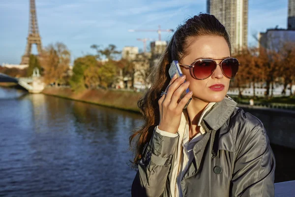 Jonge trendy vrouw spreken op mobiele telefoon in de buurt van Eiffel tower — Stockfoto