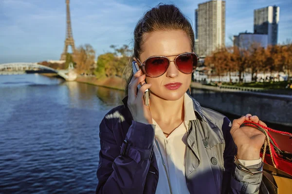 Jonge trendy vrouw praten op mobiele telefoon in de buurt van Eiffel tower — Stockfoto