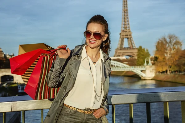 Elegante vrouw met boodschappentassen op zoek naar afstand in Parijs — Stockfoto