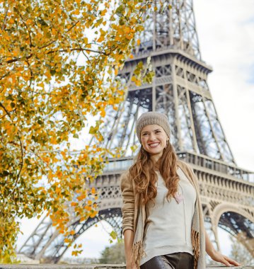 Paris, Fransa'da turistik yerlerini keşfetmek gülümseyen zarif kadın