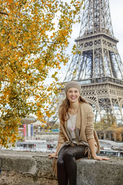 Zarif kadın parapetin üzerinde dolgu Eiffel tower yakınındaki üzerinde oturuyordu — Stok fotoğraf