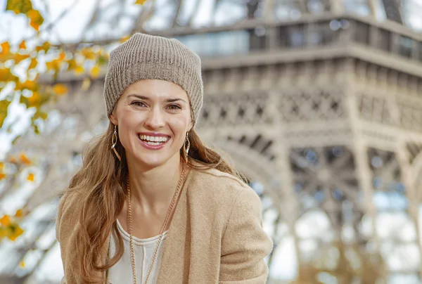 Tourist woman sitting on parapet on embankment near Eiffel tower — Stock Photo, Image