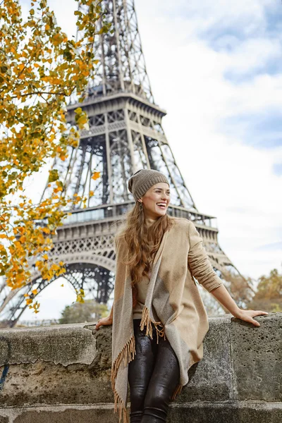 Молодая элегантная женщина на набережной в Париже изучает достопримечательности — стоковое фото