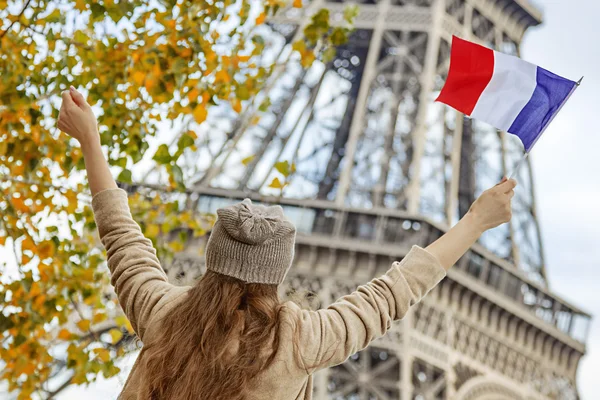 Eleganta kvinnan på vallen i Paris rising flagga — Stockfoto