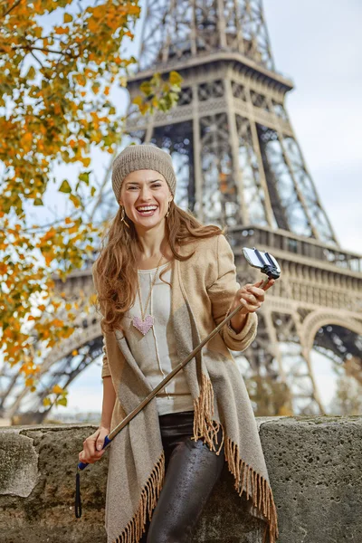 Donna turistica con bastone selfie su argine vicino alla torre Eiffel — Foto Stock
