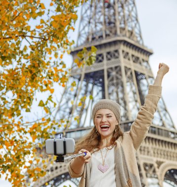 sevindirici ve dolgu Paris selfie alarak turist kadın