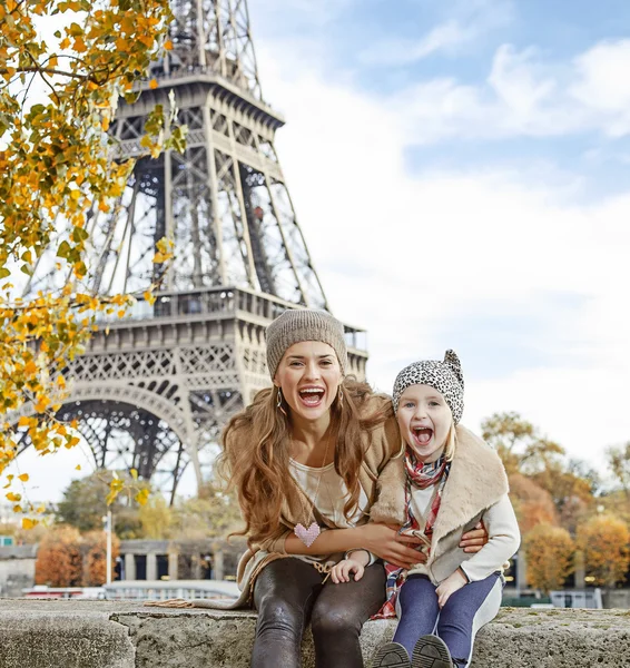 Mother and child tourists having fun time on embankment in Paris — Stock Photo, Image