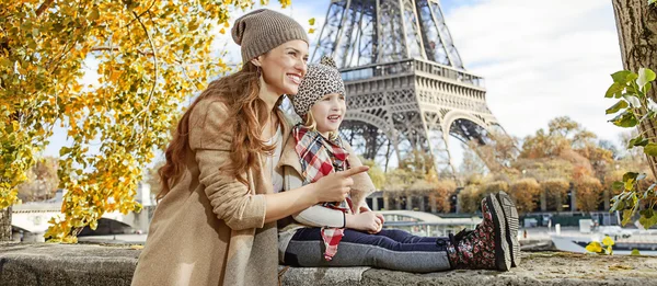 Mor och barn resenärer i Paris pekar på något — Stockfoto