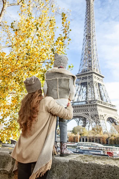 Μητέρα και παιδί ταξιδιώτες που αναζητούν στο πύργο του Άιφελ στο Παρίσι — Φωτογραφία Αρχείου