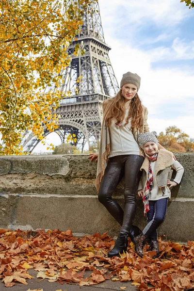 Mor og barn rejsende på dæmning nær Eiffeltårnet - Stock-foto