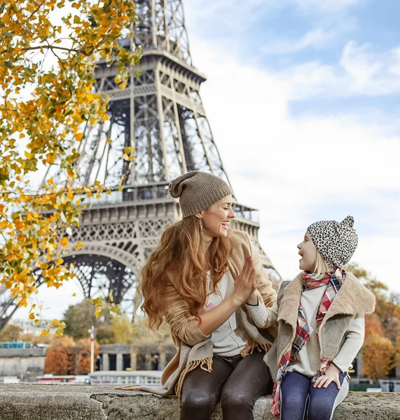 Mother and child travelers playing on embankment in Paris — Stock Photo, Image