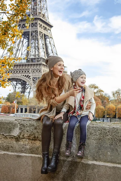 Mother and daughter on embankmen in Paris pointing on something — Stock Photo, Image