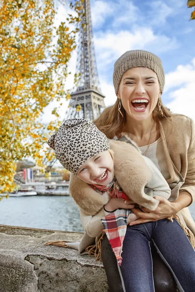 Mother and child tourists on embankment in Paris having fun time — Stock Photo, Image