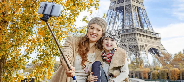 Mother and child tourists taking selfie on embankment In Paris — Stock Photo, Image