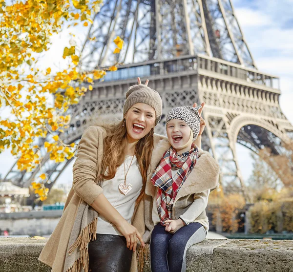 Mère et enfant voyageurs s'amusent à Paris, France — Photo