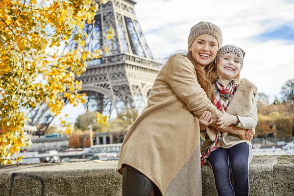 Mother and child tourists embracing on embankment in Paris — Stock Photo, Image