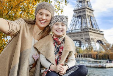 Anne ve kızı turist selfie Paris'te alarak gülümseyen