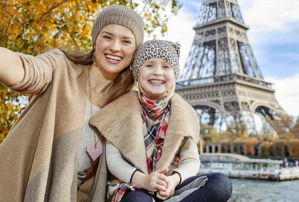 Uśmiechający się matka i córka turystów biorąc selfie w Paryżu — Zdjęcie stockowe