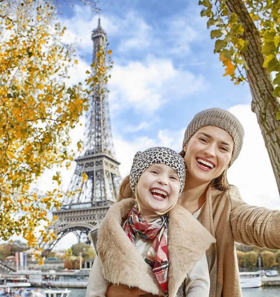 Madre e hijo tomando selfie mientras están sentados en el parapeto en París — Foto de Stock