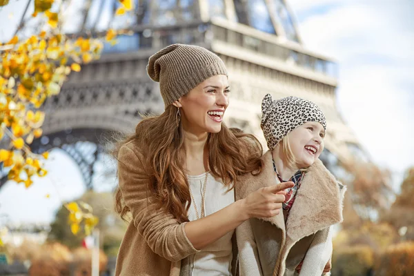 Mor og datter turister i Paris peger på noget - Stock-foto