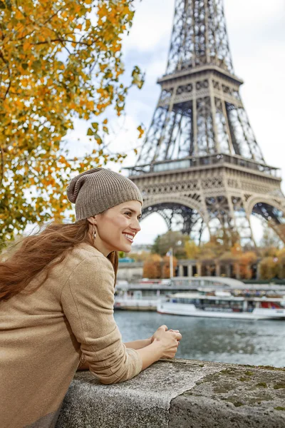 Tourist woman on embankment in Paris, France having excursion — Stock Photo, Image