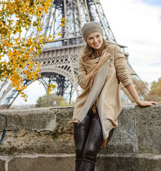 Счастливая элегантная женщина, прогуливающаяся по Парижу, Франция — стоковое фото