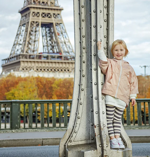 Criança feliz em roupas de estilo esportivo contra a torre Eiffel em Paris — Fotografia de Stock