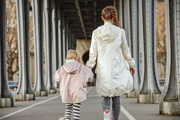 Zdrowe matki i dziecka na most Pont de Bir-Hakeim spaceru — Zdjęcie stockowe