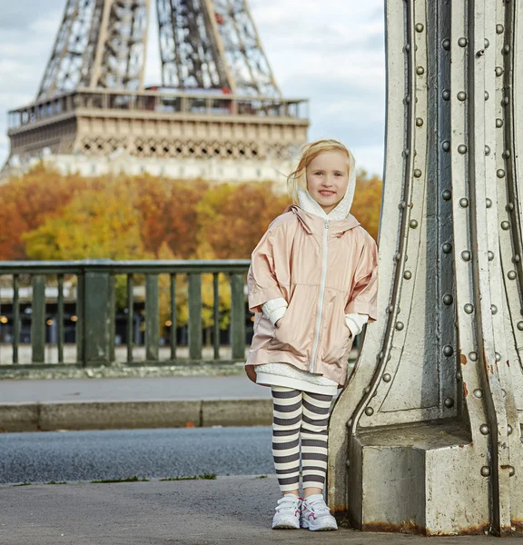Gelukkig actieve meisje permanent op de Pont de Bir-Hakeim brug in Parijs — Stockfoto