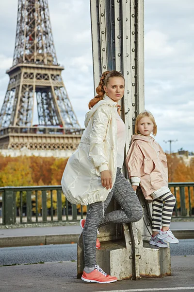 Zdrowa matka i dziecko stojąc na most Pont de Bir-Hakeim — Zdjęcie stockowe