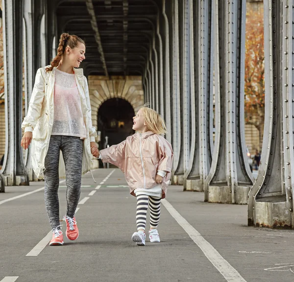 Sund mor og barn på Pont de Bir-Hakeim bro gå - Stock-foto