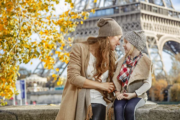 Mother and child travellers having fun time in Paris, France — Stock Photo, Image