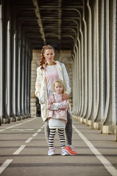 Active mother and child standing on Pont de Bir-Hakeim bridge — Stock Photo, Image
