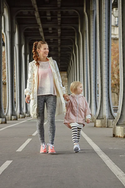 Active mother and child on Pont de Bir-Hakeim bridge walking — Stock Photo, Image