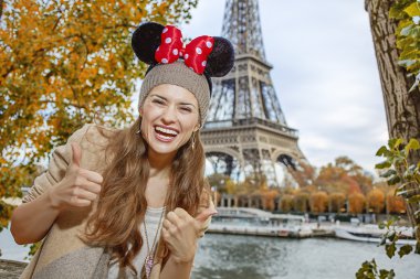 Minnie Mouse kulakları başparmak yukarıya, Paris gösterilen giyen turist kadın