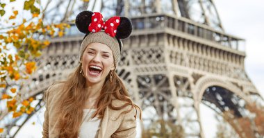 Minnie Mouse kulakları setin Paris üzerinde giyen turist kadın