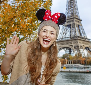 Minnie Mouse kulakları içinde turist kadında Paris handwaving